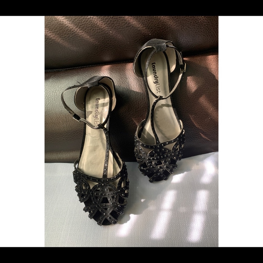 Laundry List Flat T Strap Sandal Size 8